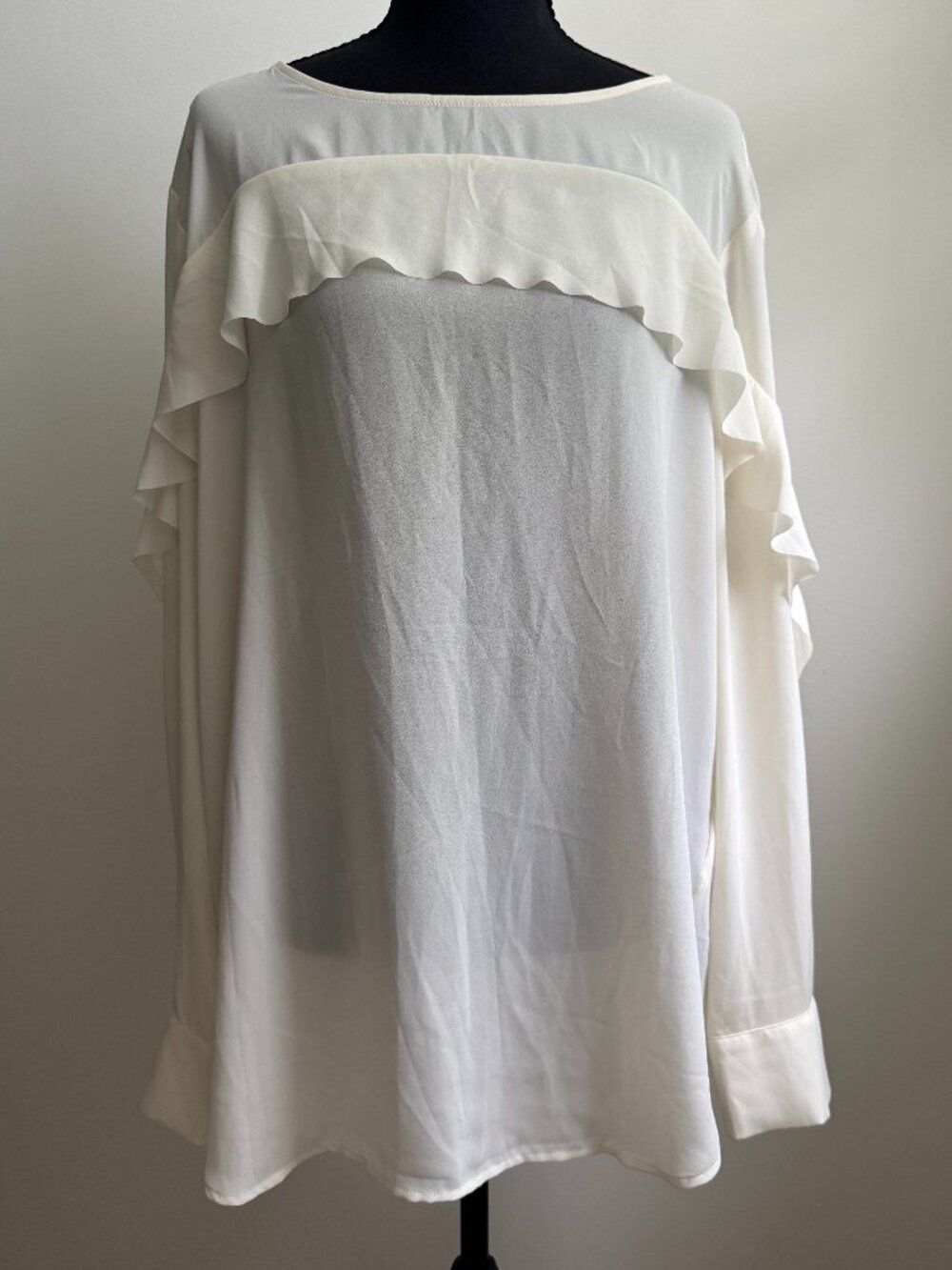 Banana Republic XL Ruffle Flounce Blouse Ivory Cream Stud Cuff Keyhole 100% Poly